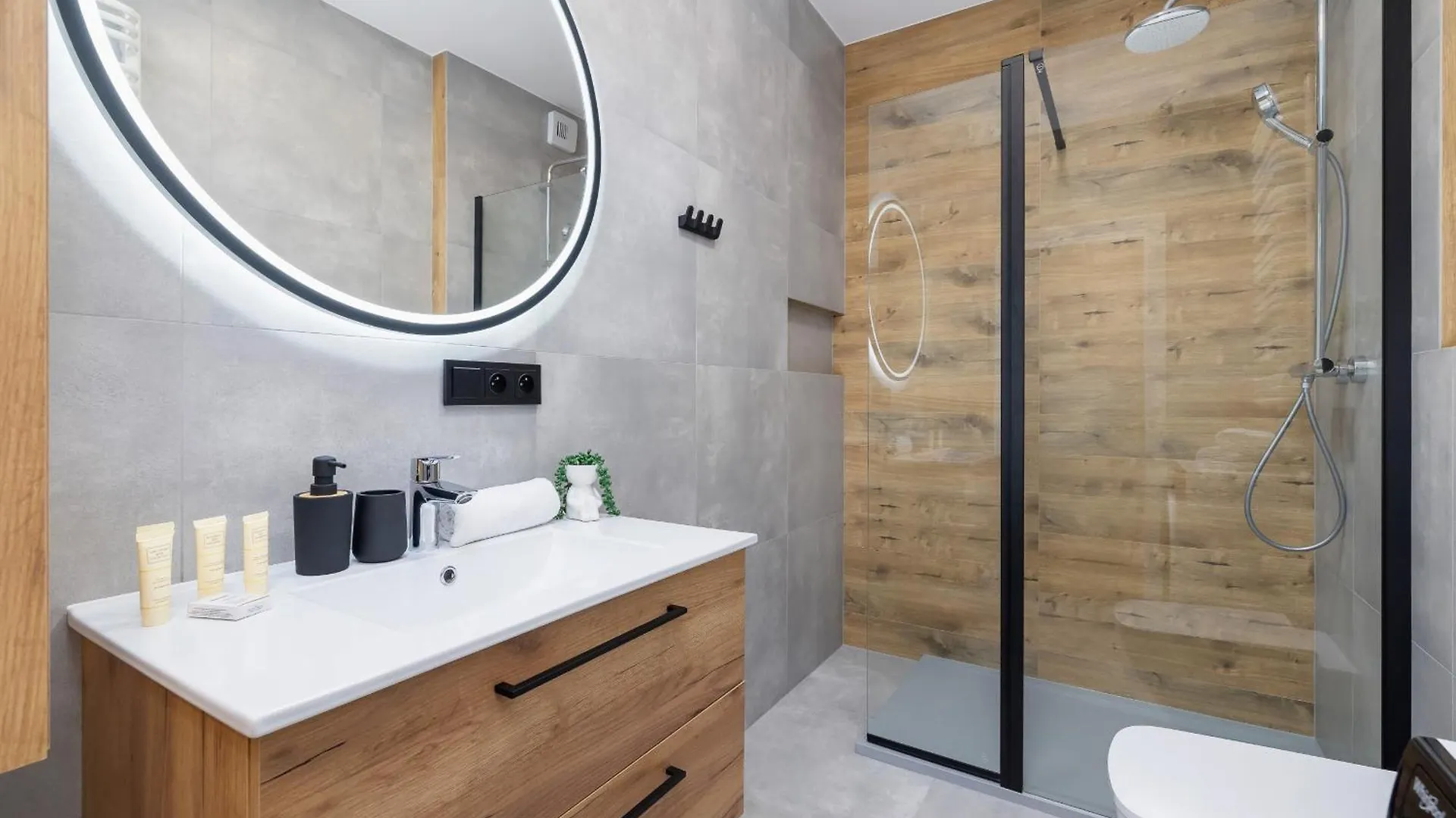 Kielkowskiego Modern & Comfy Apartment With Balcony Cracow By Noclegi Renters Krakow 0*,  Poland